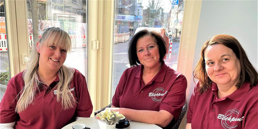 Kult-Café kurz vor dem Neustart: „Erst ein Probelauf mit Freunden“ Annika Rosenthal (l.) und ihre Mitarbeiterinnen Melanie Mankowski und Tanja Staudinger (r.) freuen sich auf die Neueröffnung des Cafés.