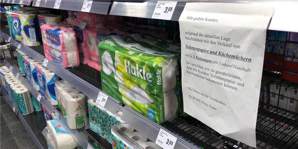Ein Hinweisschild am Regal für Toilettenpapier sorgte im Husener Rewe-Markt für Irritationen.