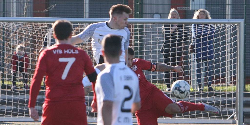 Tor des Monats: Der Sieger kickte einst mit einem heutigen Nationalspieler Da zieht er ab: Der Volleyschuss von Dominik Grams (hinten) zum zwischenzeitlichen 2:1 für den VfB Hüls (Endergebnis 4:4) ist das erste Tor des Monats.