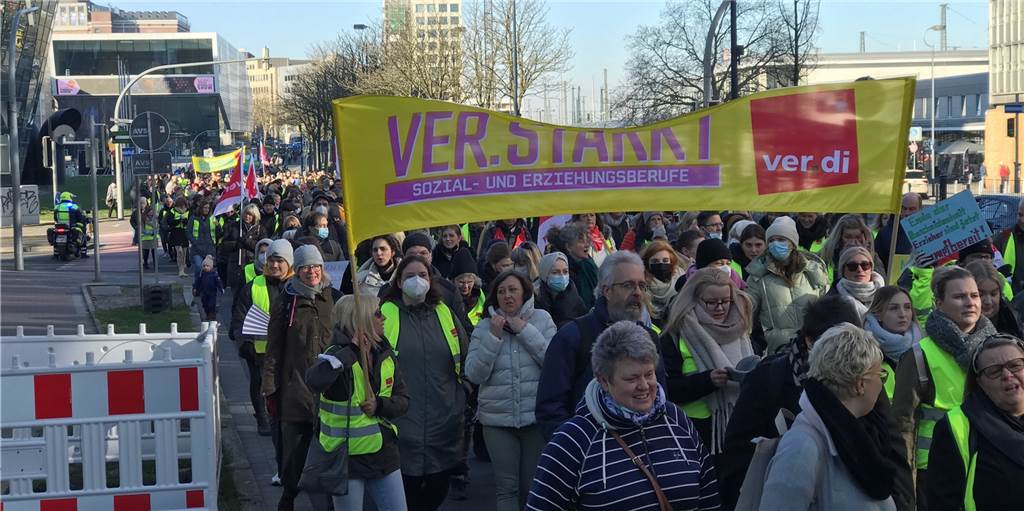 Sperrung im Berufsverkehr – Demo zog über Dortmunder Wall Sperrung im Berufsverkehr – Demo zog über Dortmunder Wall