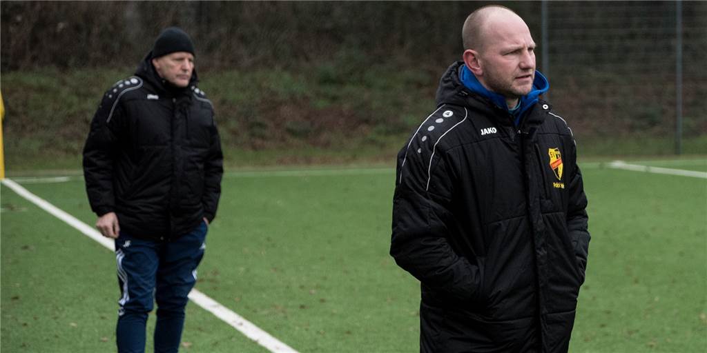 ETuS-Neuzugang aus Marl trifft zwei Mal spät zum Sieg - und macht die Liga langweilig Die ETuS-Trainer Patrick Franke (r.) und Jochen Franke (l.) lagen mit einem Neuzugang im Winter, der aus Marl gekommen war, goldrichtig.