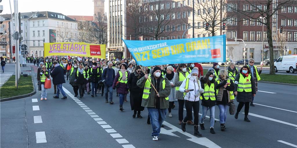 Viele Fotos: Große Verdi-Demo zog am Dienstag über den Dortmunder Wall Viele Fotos: Große Verdi-Demo zog am Dienstag über den Dortmunder Wall