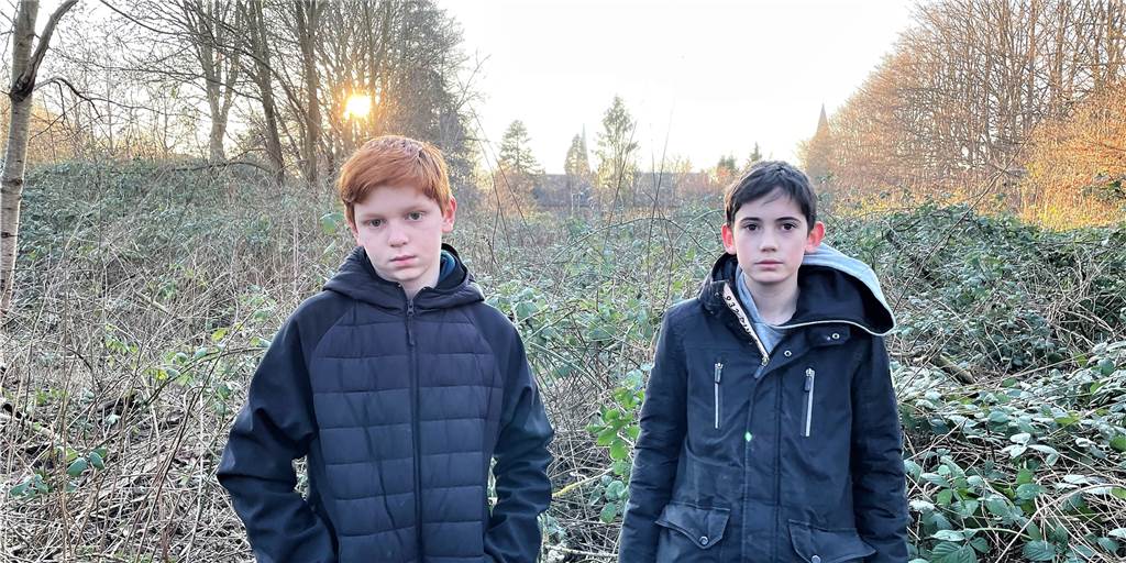 Leo und Alexander: „Dieser bezaubernde Ort darf nicht bebaut werden“ Auch der Nachwuchs ist entsetzt über die Neubau-Pläne der Stadt. Alexander (l.) und Leo möchten den "zauberhaften Ort" retten.