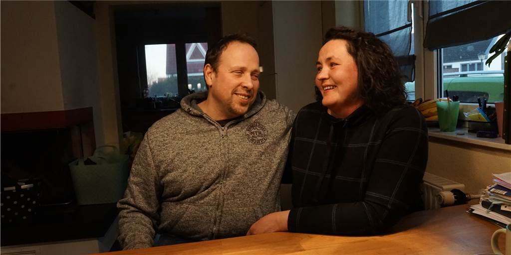 Ukrainisch-russisches Ehepaar Vladimir und Olivia Brandt: „Müssen Menschen wachrütteln“ Vladimir Brandt und seine Frau Olivia sitzen am Tisch
