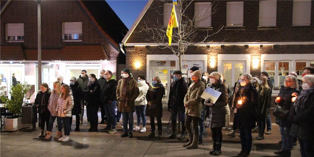 Nordkirchen singt zum zweiten Mal für den Frieden in der Ukraine Nordkirchen gegen Putins Krieg: Zur zweiten Mahnwache auf dem Ludwig-Becker-Platz kamen wieder viele Menschen.