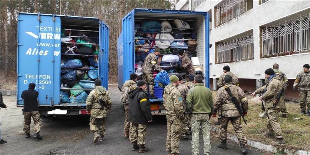 Aus Vreden in die Ukraine: Wie eine Spedition den Menschen vor Ort hilft Ukrainische Soldaten helfen beim Ausladen der Hilfslieferung aus Vreden.