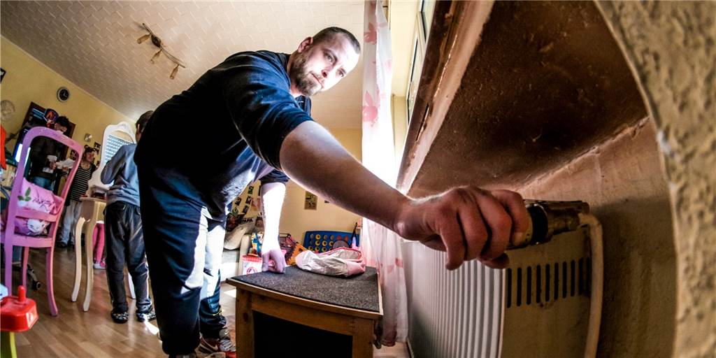 Kühlschrank-Wohnung in Herten-Süd: So geht es der Familie Peters momentan Lange Zeit hatte das Aufdrehen des Thermostats keinen Sinn. Alexander Peters lebte mit seinen beiden Kindern Mara und Fabian monatelang in einer Wohnung ohne funktionierende Heizung.