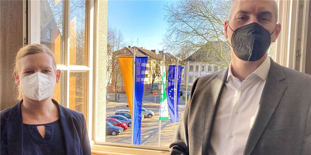 Die ukrainische Flagge war vor dem Besprechungszimmer des Rathauses gehisst, wo Sozialamts-Leiterin Christiane Klanke (l.) und der Erste Beigeordnete Tim Frommeyer am Dienstag einen aktuellen Sachstandsbericht zur Aufnahme der Geflüchteten aus dem Kriegsgebiet gaben.
