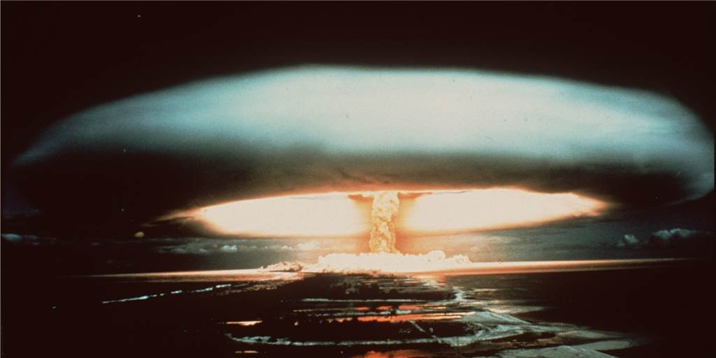 Was passiert beim Abwurf einer Atombombe – und wie (un)wahrscheinlich ist ein Atomkrieg? Archiv: Nach der Explosion einer französischen Atombombe schwebt dieser riesige Atompilz über dem Mururoa-Atoll.