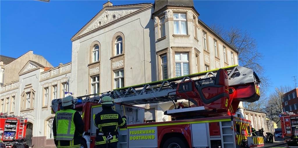 Qualm im Keller des Pianos: Feuerwehr mit 30 Einsatzkräften am Musiktheater Zwei Löschzüge der Feuerwehr rückten am Mittwochmorgen zum Musiktheater Piano aus.