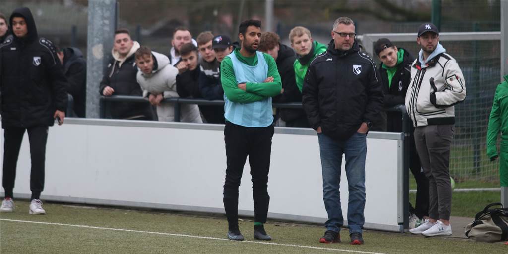 „Es gibt extrem viele Störfeuer von außen“: PSV Bork hat akuten Gesprächsbedarf Beim PSV Bork gibt es momentan einige Störfeuer, erzählt Spielertrainer Samni Ojo (im Leibchen) – auf und neben dem Platz.