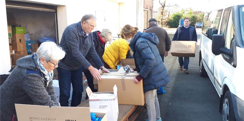 TransSilvania-Verein dankt Dorstenern für Spende von 50.000 Euro Helfer des Vereins Transsilvania Dorsten sortieren Spenden.