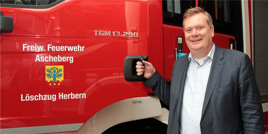 Hitzige Diskussion zum Feuerwehr-Gebäude in Herbern: Stohldreier mit klarer Ansage Aschebergs Bürgermeister Thomas Stohldreier vor einem Feuerwehrauto