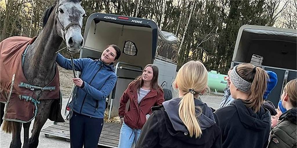 Strahlende Kinderaugen: „Inka“ ist das neue 15.000-Euro-Volti-Pferd Holstein-Stute „Inka“ ist der neue Stolz des Reitvereins Heek-Nienborg.