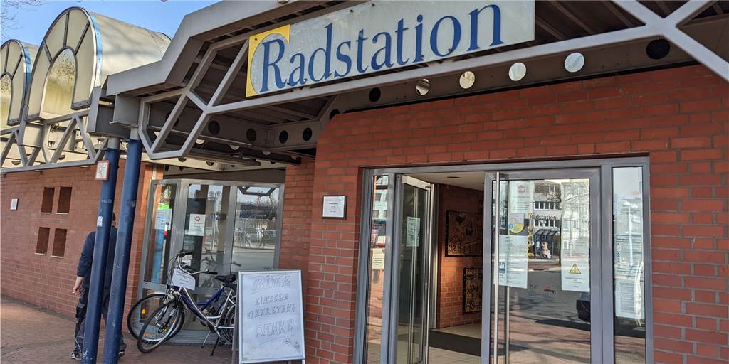 Während des Umbaus der Radstation Dorsten werden Container aufgebaut Die Radstation in Dorsten wird umgebaut.