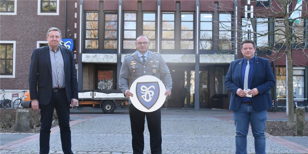 Stadt Haltern will Patenschaft mit Kompanie in Rheine eingehen Hauptmann Robert Kapica (Mitte) freut sich auf eine Patenschaft mit der Stadt Haltern. Das sehen Bürgermeister Andreas Stegemann (rechts) und Kämmerer Dirk Meussen genauso.