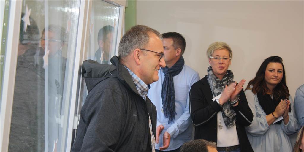 Die ersten Ukrainer sind in Ascheberg angekommen: Bürger bieten sogar ganze Häuser an Helmut Sunderhaus steht vor einem Fenster