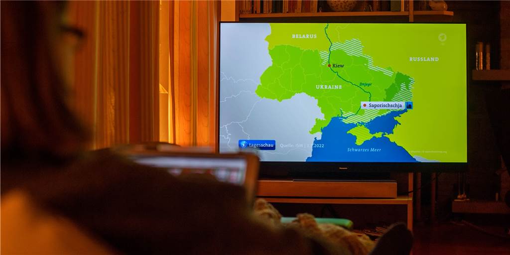 Wir müssen mit den Alten über ihre Kriegs-Erinnerungen reden Nachrichten vom Ukraine-Krieg auf einem Fernsehbildschirm.