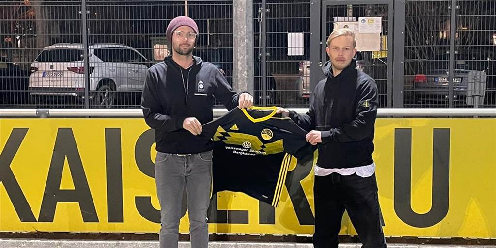 Sommer-Neuzugang Justin Faust will mit dem SuS Kaiserau „das obere Drittel angreifen“ Simon Erling (l.), Sportlicher Leiter des SuS Kaiserau stellte Justin Faust als Neuzugang für die kommende Saison vor. Faust möchte mit Kaiserau oben mitspielen.