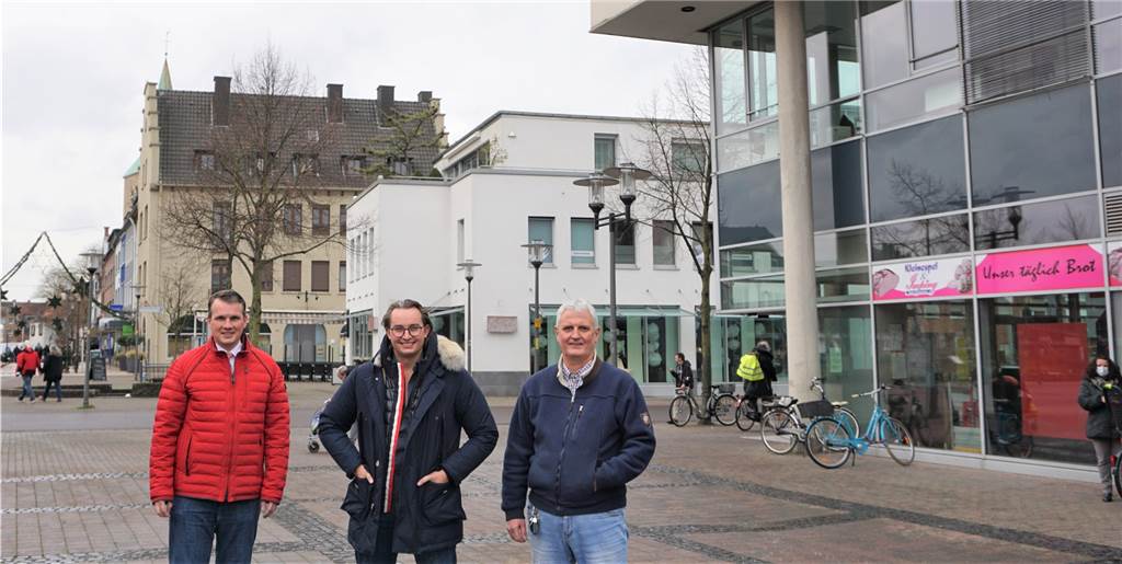 Weitere Mieter für das alte „Toom“-Gebäude in Dorsten vor der Unterschrift Tobias Stockhoff, Luca Schlotmann und Hausverwalter Gerd Matern vor dem Toom-Gebäude in Dorsten