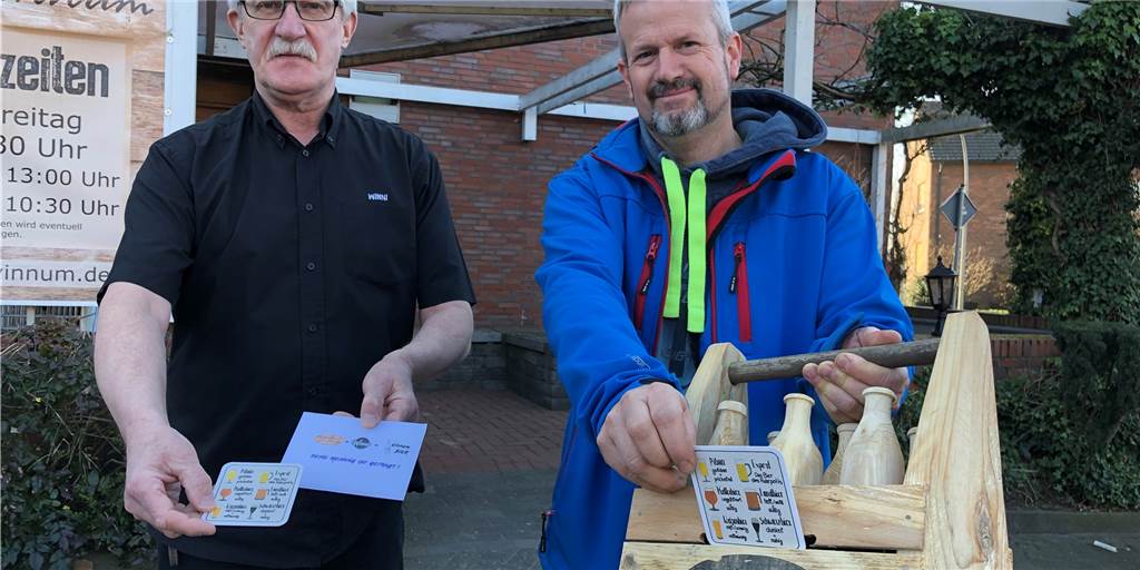 Ein Bier mit Geschichte: Projektgruppe plant ein Bürgerbräu für Vinnum Winni Maatz (l.) und Thomas Lohmann wollen ein Bier für Vinnum brauen. Jetzt dürfen erstmal die Vinnumer abstimmen, welchen Geschmack es haben soll. Die hölzerne Stimmkiste steht im Dorfladen.