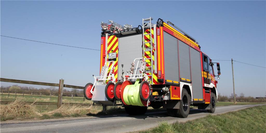 Brennholz-Brand: Flammen erfassen in Selm auch einen Anbau Anwohner löschten schon vor dem Eintreffen der Feuerwehr und so konnten die Einsatzkräfte bald wieder zurück zu ihren Gerätehäusern.
