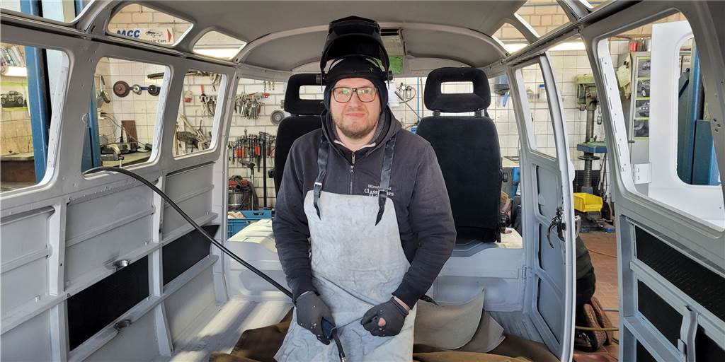Retro meets Luxus: Champagner trinken im Elektro-Bulli aus Stadtlohn Barny Milic bei der Arbeit im VW-Bulli, der bald elektrisch angetrieben wird - und über eine Halterung für eine Champagnerflasche verfügen wird.