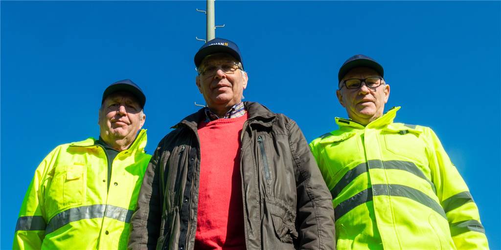 FC-Kicker sollen nicht länger im Dunkeln tappen: „Der nächste Winter kommt“ Im Einsatz waren am Donnerstag wieder Günter Terbrack, Johannes Ostendorf und Franz Jägering. Das aktuell defekte Flutlicht auf Platz 2 macht den ehrenamtlichen Helfern und Platzwarten Sorgen. Besserung wurde angeschoben.