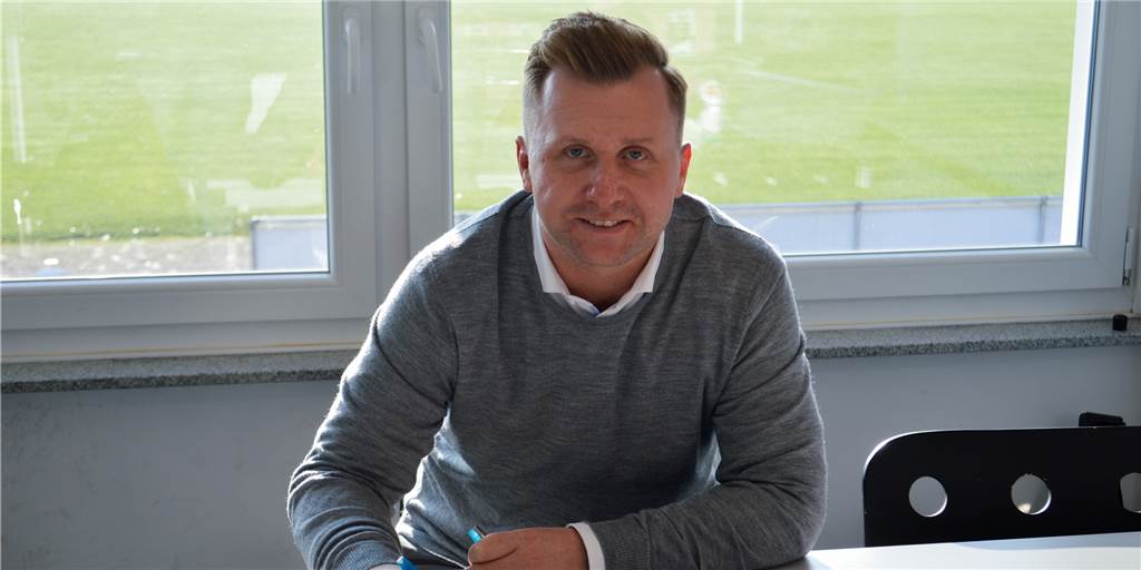Tim Eibold nach TuS-Abgang: „Nur mit Bilbao kannst du nicht Oberliga spielen“ Tim Eibold bei seiner Vertragsunterzeichnung beim TuS Haltern am See im Winter 2020.