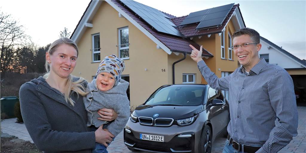 „Wir koppeln uns von Energiepreisen ab“: Wie Familie Hilgenstock den Klimaschutz lebt Marie, Lounis und Marc Hilgenstock haben die Energiewende bereits vollzogen. Ihr Haus und ihr Auto sind in Sache Energieeffizienz kaum zu schlagen.