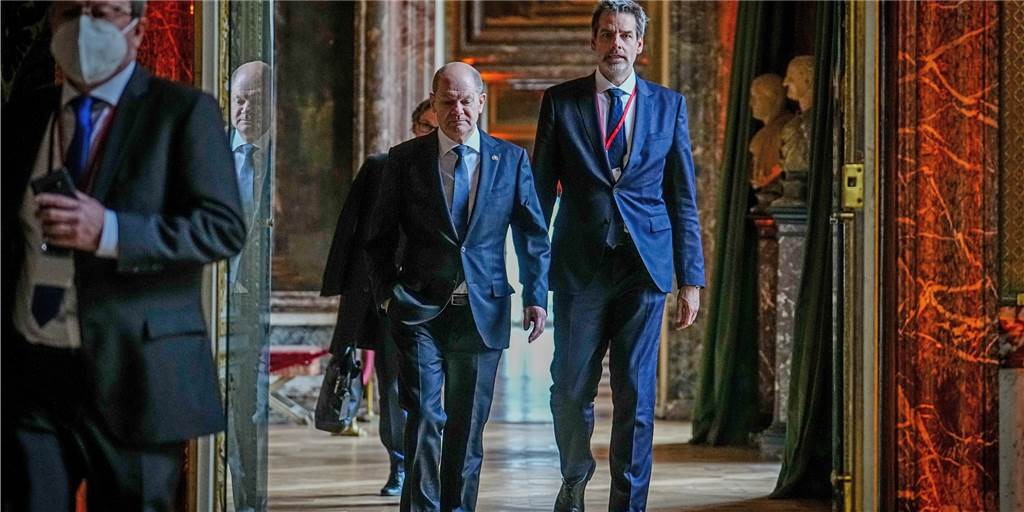 Kanzler Olaf Scholz – in der Krise liegt die Kraft Bundeskanzler Olaf Scholz (SPD) kommt im Schloss in Versailles nach dem Treffen der Staats- und Regierungschefs der Europäischen Union EU mit dem Regierungssprecher Steffen Hebestreit (r) zur Pressekonferenz. Thema des Gipfels war die aktuelle Entwicklung nach dem russischen Angriff auf die Ukraine.