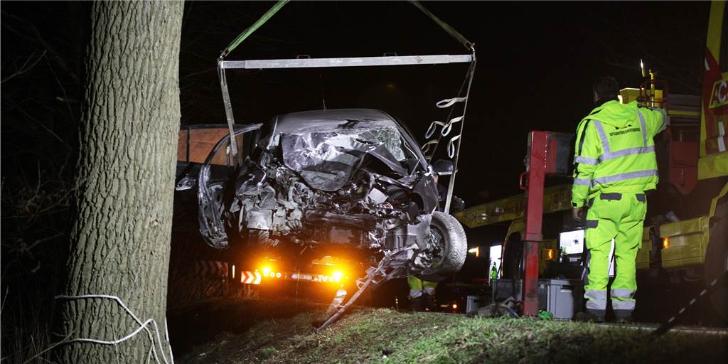 Unfall zwischen Lünen und Dortmund: Kran hob am Abend das Autowrack Ein Kran hob das Wrack des Auto am Freitagabend (11.03.) kurz vor 21 Uhr - mehr als sieben Stunden nach dem Unfall - aus dem Graben.