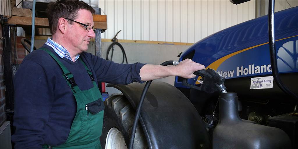 Landwirt, Fahrlehrer: Sprit wird teurer für alle, nur für Busse nicht 146 Liter Diesel fasst der Tank des Treckers von Landwirt Ludger Winkelkotte.