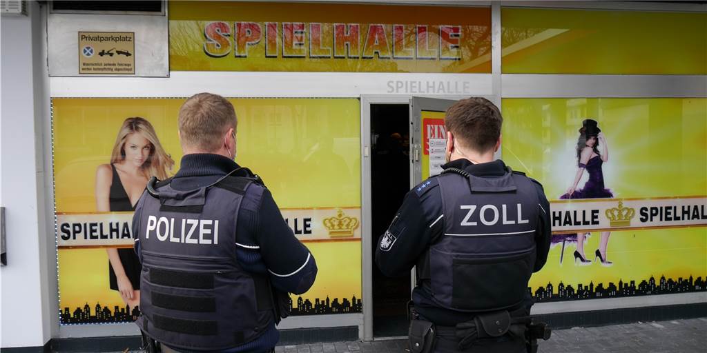 Kampf gegen Clankriminalität: Razzia in Marl endet mit mehreren Anzeigen Bei der Razzia am Samstag in Marl arbeiteten mehrere Behörden wie Polizei und Zoll zusammen.