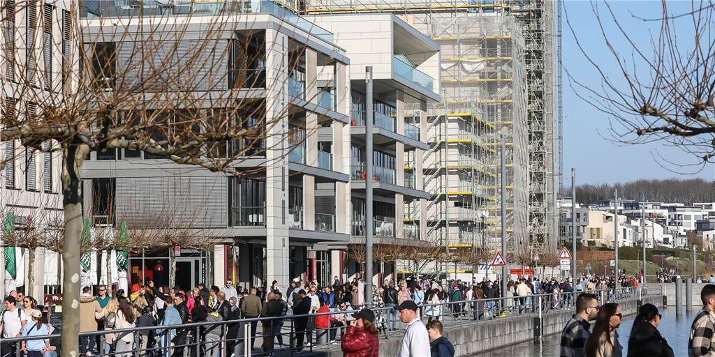 Frühlingswetter in Dortmund: So voll war’s am Phoenix-See Bei mildem Frühlingswetter verbrachten viele Menschen ihren Sonntag am Phönix-See in Dortmund.