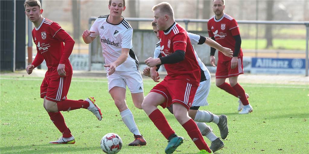 Hullern hält lange gut mit, dann wird’s deutlich - Fairplay-Aktion vom Gegner Johannes Weber (v.) und Marc Bresser (l.) mussten beide im Laufe des Hullerner Testspiels runter.
