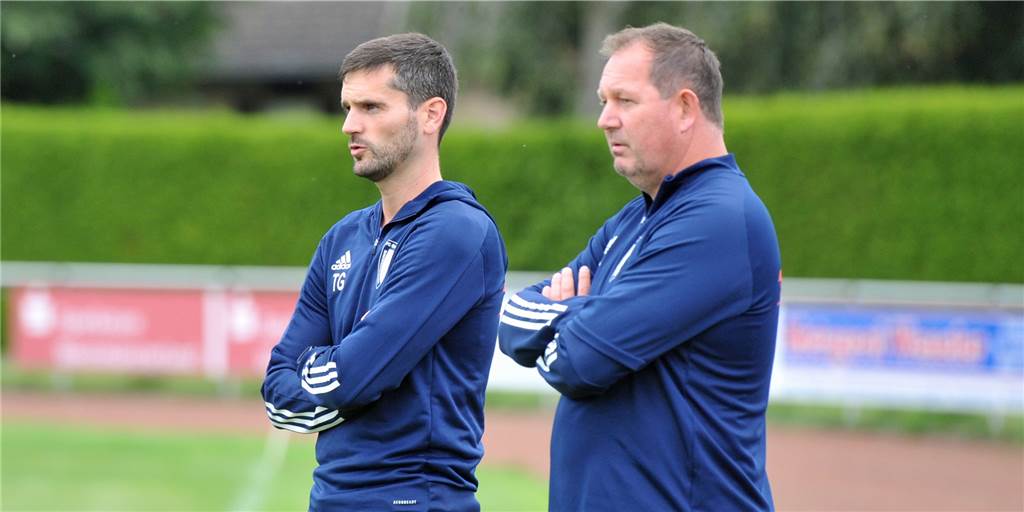 Kurios: Spiel zwischen Vorwärts Epe II und FC Ottenstein abgebrochen Ihre Mannschaft führte zum Zeitpunkt des Spielabbruchs: Die Ottensteiner Trainer Thomas Gerwing (l.) und Carsten Berthues.