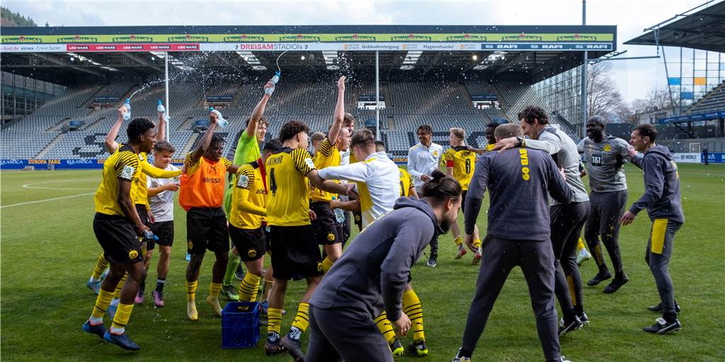 BVB U19 schafft es spät in das Pokalfinale - Trainer coacht sein Team von zu Hause aus BVB U19 schafft es spät in das Pokalfinale - Trainer coacht sein Team von zu Hause aus