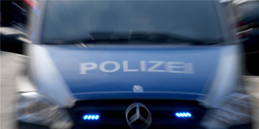 Zuschauer-Tumulte und Beleidigungen gegen Frauen: Sieben Streifenwagen rückten an Zuschauer-Tumulte und Beleidigungen gegen Frauen: Sieben Streifenwagen rückten an