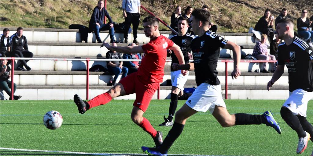 Gegen SG Victoria/Sportfreunde: Altherren-Goalgetter wird Merklinder Matchwinner Gegen SG Victoria/Sportfreunde: Altherren-Goalgetter wird Merklinder Matchwinner