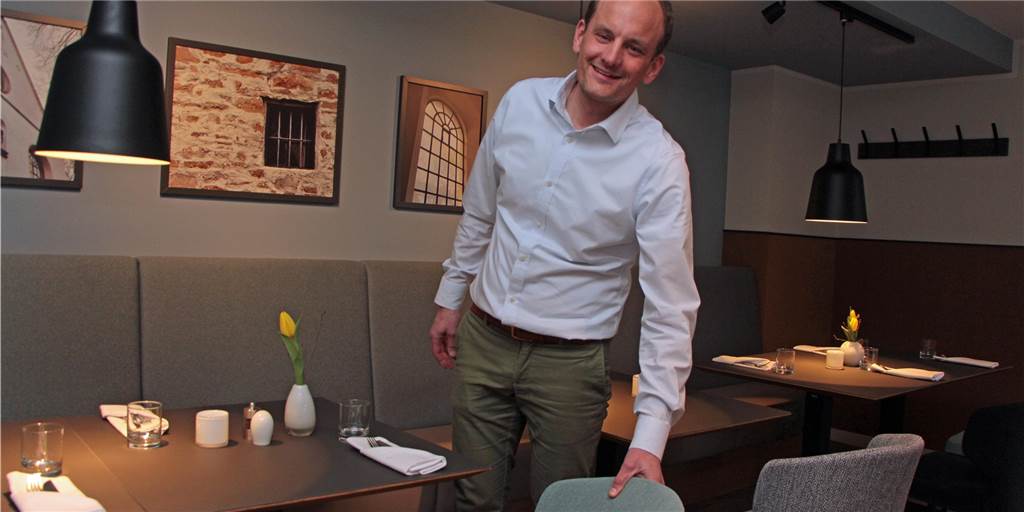Mit Video und Fotostrecke: Teure Hotel-Sanierung in Werne vor dem Ende Noch ein bisschen Stühlerücken, dann ist alles fertig. Hendrik Kroes freut sich über die Wiedereröffnung des Hotels am Kloster.