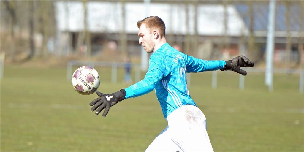Mit Video: Derbysieger und Elferkiller: Der verrückte Nachmittag des Niklas Roters Einen unglaublichen Nachmittag erlebte Torwart Niklas Roters. Unverhofft kam er gleich in zwei Spielen zum Einsatz und wurde letztlich zum Matchwinner.