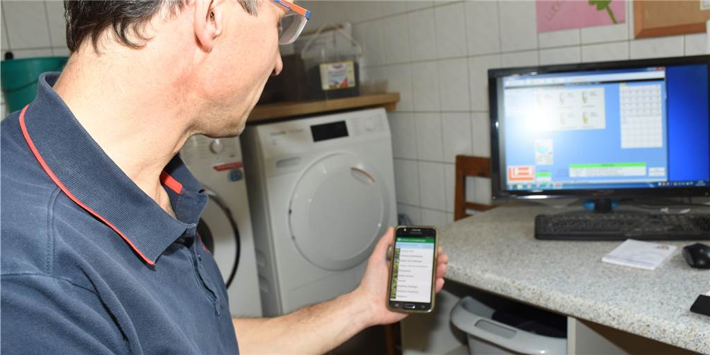 Selmer Ortslandwirt blickt sorgenvoll auf die Folgen des Ukraine-Kriegs Ortslandwirt Friedhelm May aus Selm verwendet Handy und Computer bei der Arbeit auf dem Hof. Nicht nur die hohen Dieselpreise machen ihm Sorgen.