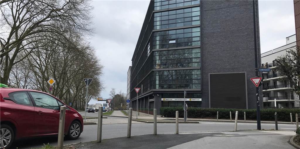 Auto prallt gegen BVB-Geschäftsstelle – 19-Jähriger flüchtet An dieser B1-Abfahrt passierte der Unfall.