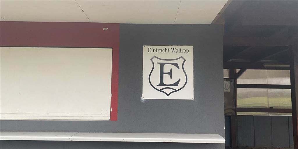 Nazi spielt wieder für den TuS Deusen - Team aus Waltrop hat damit kein Problem Die Ü32-Mannschaft von Eintracht Waltrop empfing am Samstag den TuS Deusen am Sportzentrum Nord.