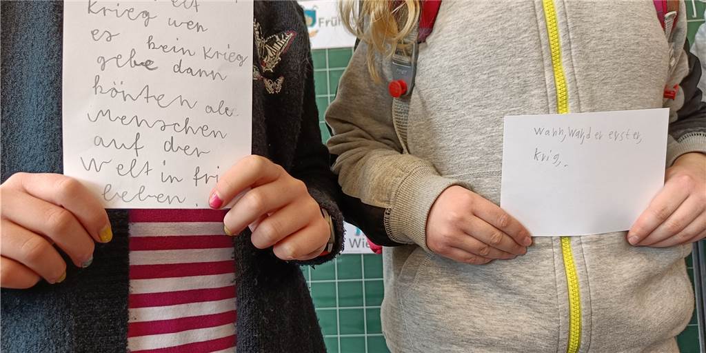 Castrop-Rauxeler Schüler: „Warum ist auf der Welt immer wieder Krieg?“ "Warum ist auf der Welt Krieg?": Auf Karten haben die Schülerinnen und Schüler ihre Gedanken, Fragen und Sorgen zum Ukraine-Krieg festgehalten.