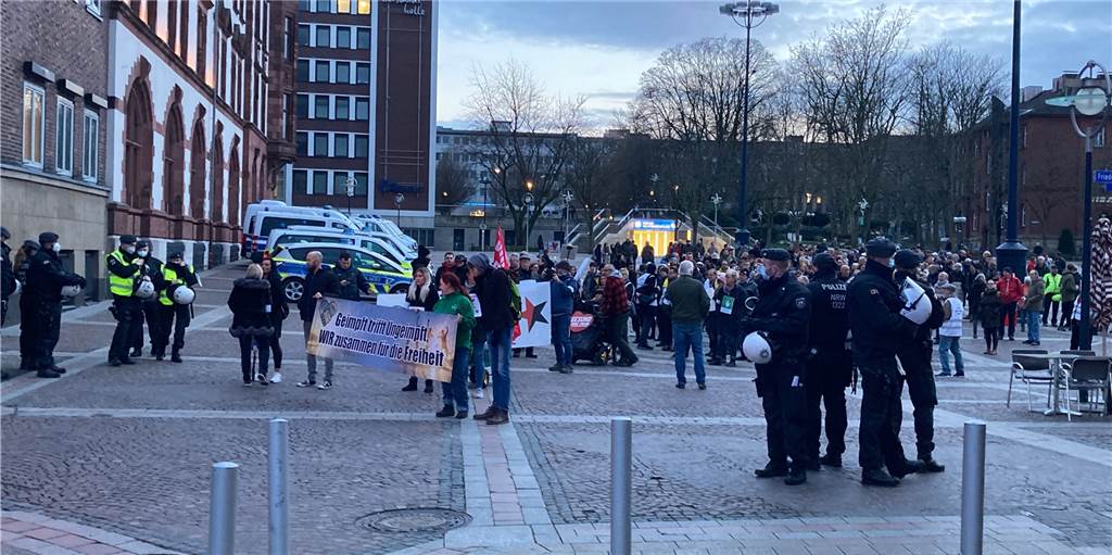 Rund 200 Impfpflicht-Gegner zogen durch die Dortmunder Innenstadt Rund 200 Impfpflicht-Gegner zogen durch die Dortmunder Innenstadt