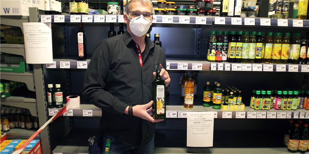 Wo Sonnenblumen blühten, rollen Panzer: Lünen hamstert Öl und Mehl Manfred Klimburg ist Filialleiter bei Rewe Hübner in Lünen und steht im Moment bei Öl und Mehl vor fast leeren Regalen.