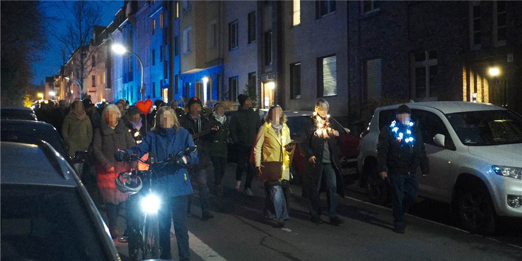 Anti-Corona-Demo auf neuer Strecke: Immer weniger Teilnehmer Anti-Corona-Demo auf neuer Strecke: Immer weniger Teilnehmer