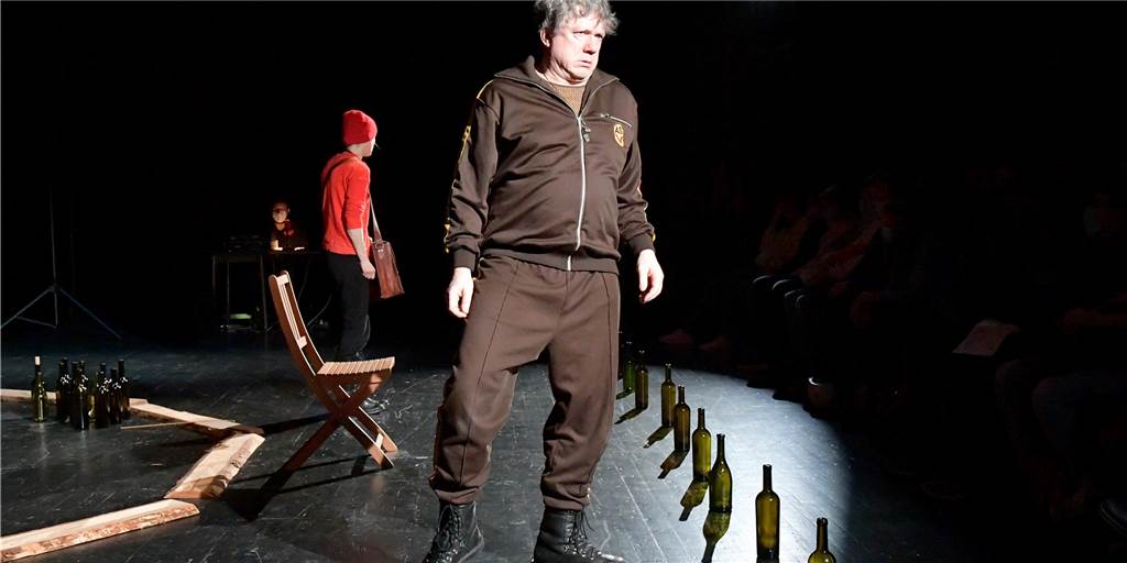 Mord und Moral: Klassiker „Woyzeck“ im Theater für Schüler noch relevant? Ausdrucksstark bis bizarr überzeichnend ist das Spiel von Jürgen Larys und Susanne Hocke.